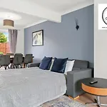 Large 3 Bedroom House With Parking & Garden By Cherry Inn Short Let\'S & Services Accomodation