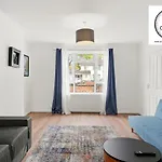 Large 3 Bedroom House With Parking & Garden By Cherry Inn Short Let\'S & Services Accomodation