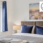 Large 3 Bedroom House With Parking & Garden By Cherry Inn Short Let\'S & Services Accomodation