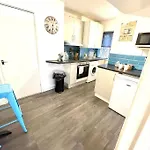 Serene And Cozy 1-Bedroom House With Parking