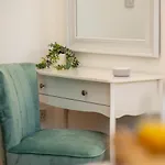 Vibrant City Centre - King Bed, Entire Apartment