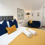 Cosy & Quiet - King Bed, Central, Smart Tv