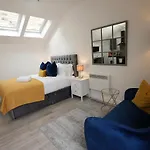Cosy & Quiet - King Bed, Central, Smart Tv