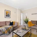 Stylish Cottage - Parking - Garden - Sleeps 6