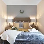 Stylish Cottage - Parking - Garden - Sleeps 6