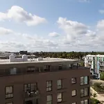 Contemporary & Homely Penthouse, 2 Mins Walk From Cambridge Station, Lift Access, Secured Gated On-Site Parking, Self Check-In, Super Fast Wifi, Terrace & Sleeps 6