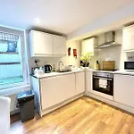 Historical Building / Cozy Basement Apt / Central