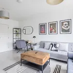 Lovely 2 Bedroom Apartment - Ideal Location