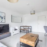 Lovely 2 Bedroom Apartment - Ideal Location