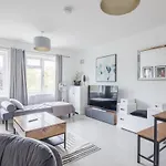 Lovely 2 Bedroom Apartment - Ideal Location