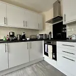 Central, Newly Refurb 2 Bed Flat With Free Parking