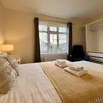 Central, Newly Refurb 2 Bed Flat With Free Parking