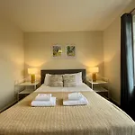 Central, Newly Refurb 2 Bed Flat With Free Parking