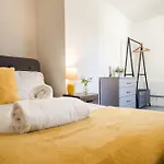 Charming 2-Bedroom Town House - Short Walk From The Station