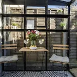 Charming 2-Bedroom Town House - Short Walk From The Station
