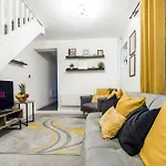 Charming 2-Bedroom Town House - Short Walk From The Station
