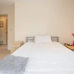 2 Bedroom Flat Next To Train Station & Gated Parking