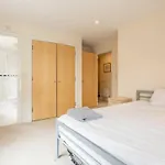 2 Bedroom Flat Next To Train Station & Gated Parking