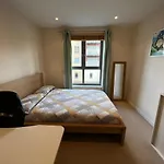 2 Bedroom Flat Next To Train Station & Gated Parking