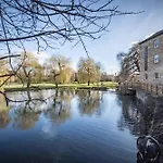 Superb Central Apt River Views & Parking