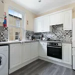 Stylish Cottage - Parking - Garden - Sleeps 6