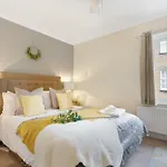 Stylish Cottage - Parking - Garden - Sleeps 6
