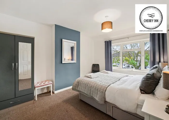 Large 3 Bedroom House With Parking & Garden By Cherry Inn Short Let\'S & Services Accomodation