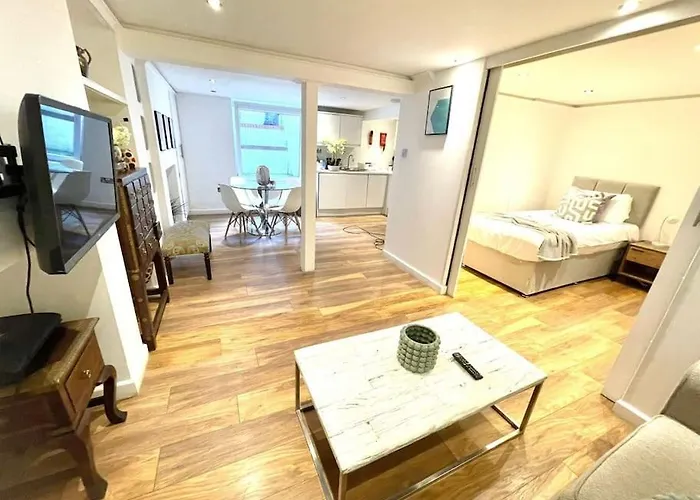 Historical Building / Cozy Basement Apt / Central