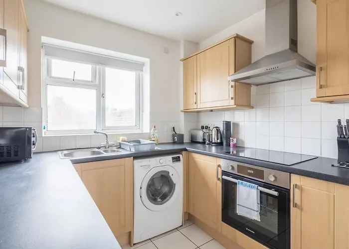 Lovely 2 Bedroom Apartment - Ideal Location