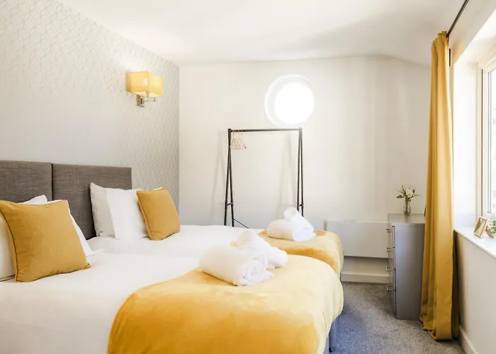 Charming 2-Bedroom Town House - Short Walk From The Station