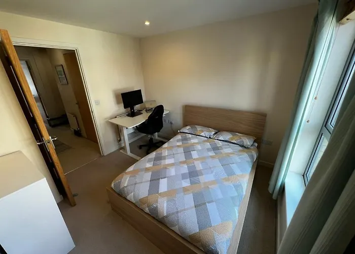 2 Bedroom Flat Next To Train Station & Gated Parking