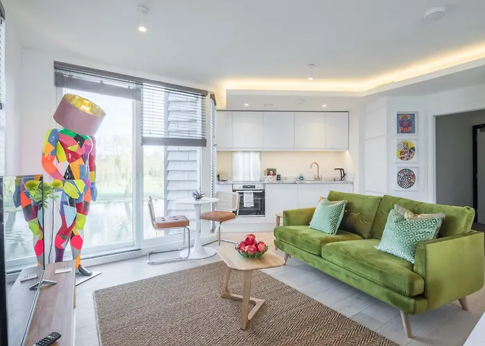 Superb Central Apt River Views & Parking