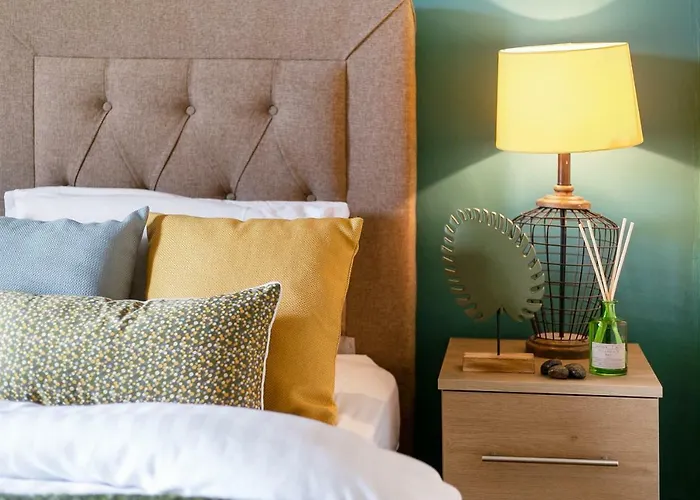 Stylish Cottage - Parking - Garden - Sleeps 6
