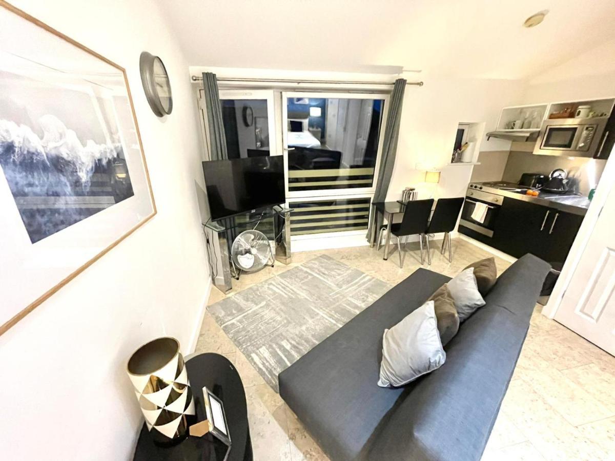 Koala & Tree - Cambridge Centric Location Renovated Studios - Short Lets & Serviced Accommodation Apartment