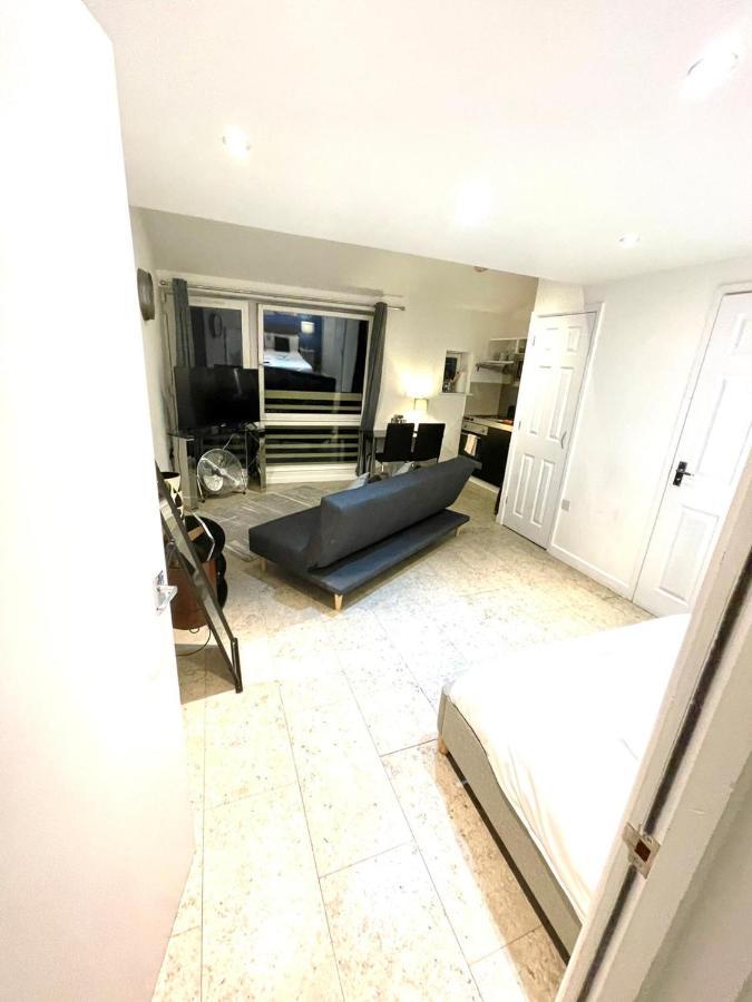 Koala & Tree - Cambridge Centric Location Renovated Studios - Short Lets & Serviced Accommodation Apartment *