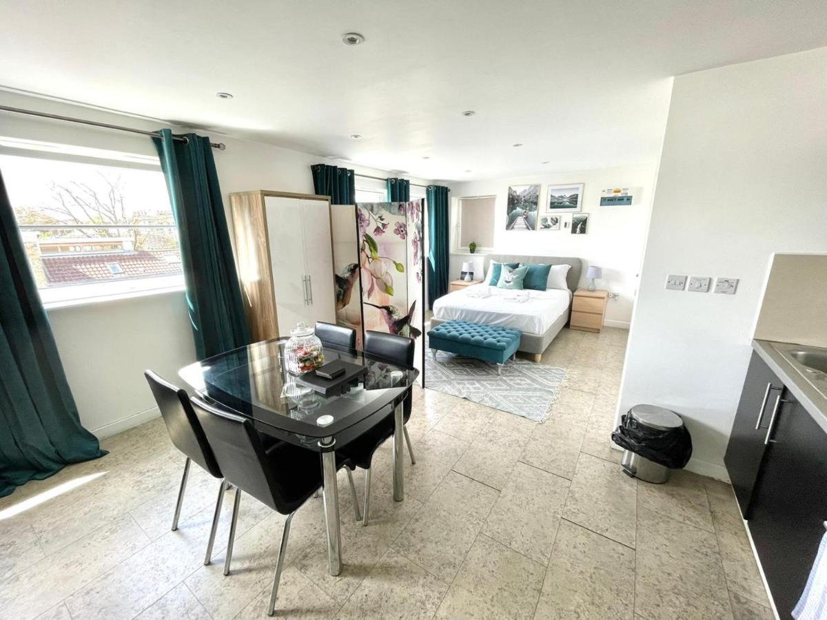 Koala & Tree - Cambridge Centric Location Renovated Studios - Short Lets & Serviced Accommodation *