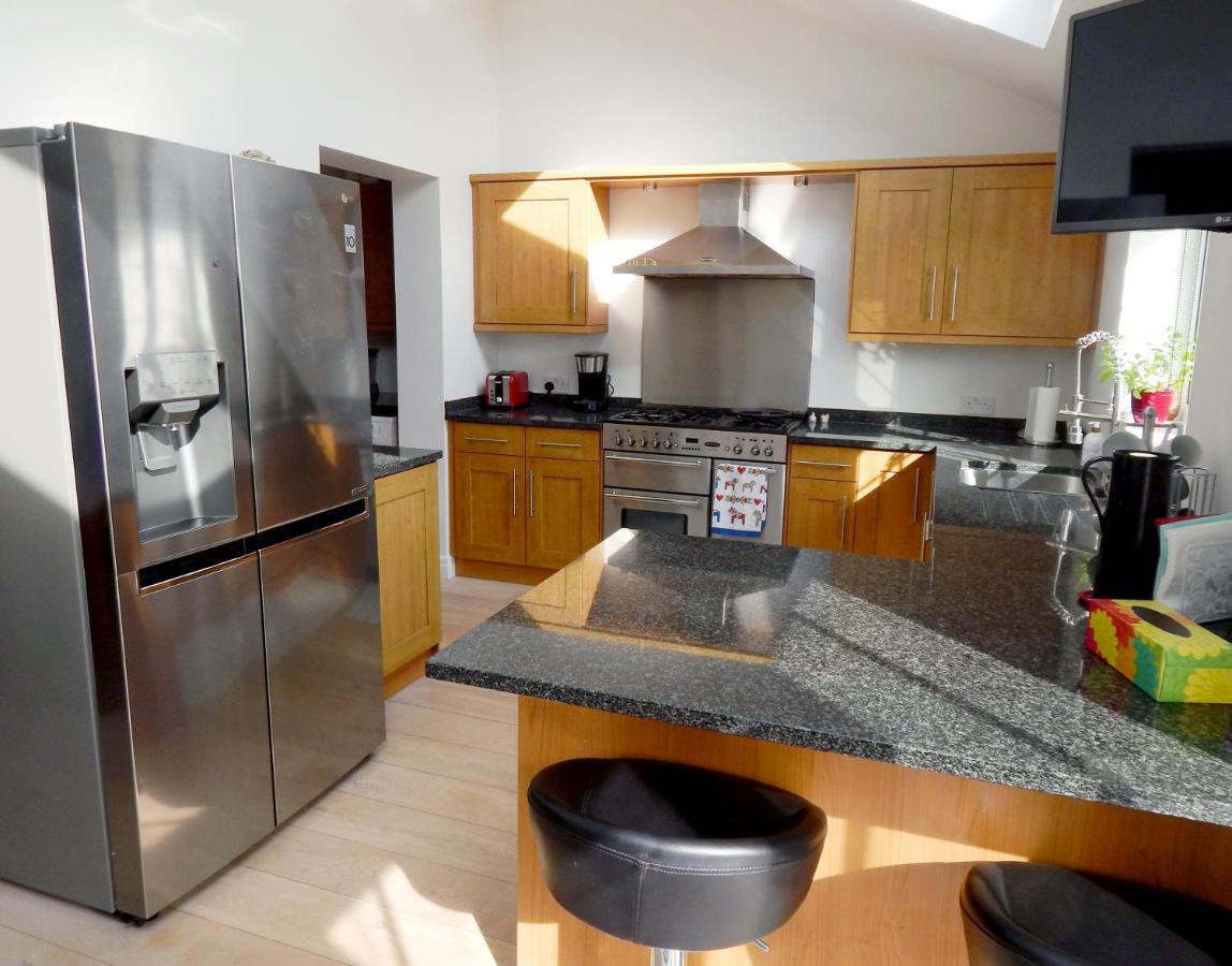 Apartment Luxurious 3 Bedroom House For Families, Corporate With Gardens And Parking