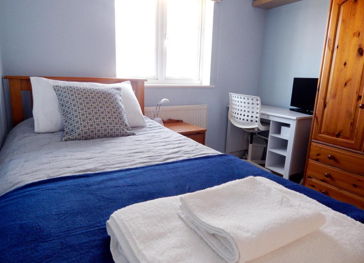 Luxurious 3 Bedroom House For Families, Corporate With Gardens And Parking *