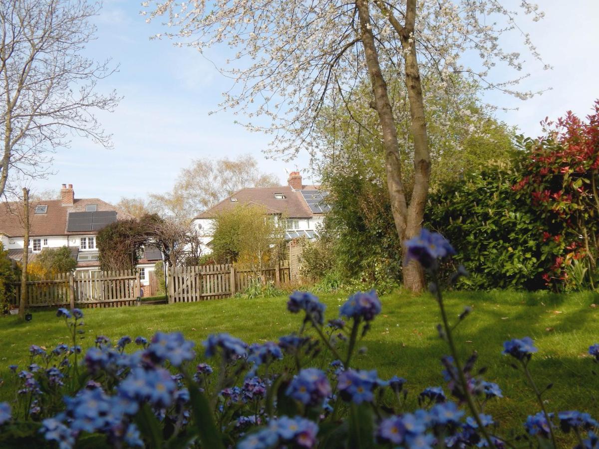 Luxurious 3 Bedroom House For Families, Corporate With Gardens And Parking *