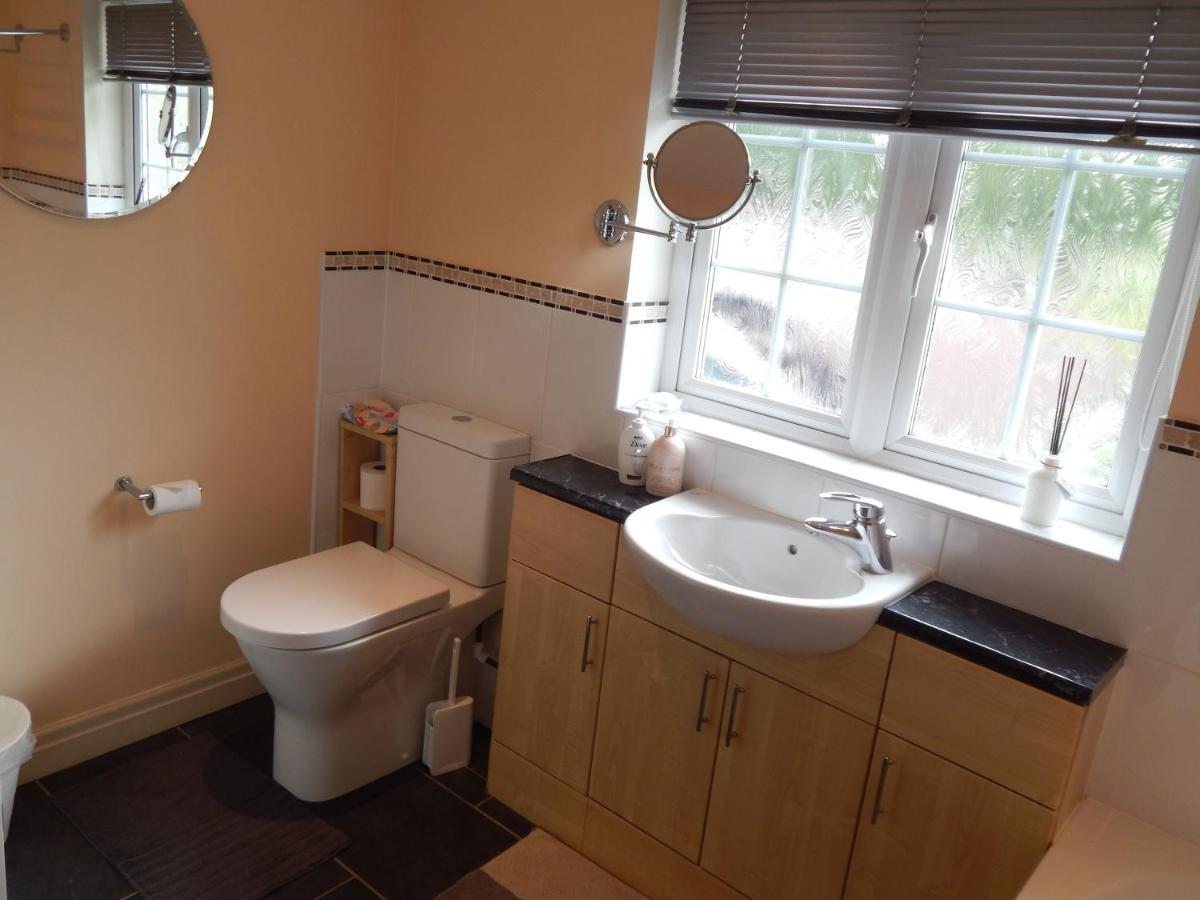 Apartment Luxurious 3 Bedroom House For Families, Corporate With Gardens And Parking *