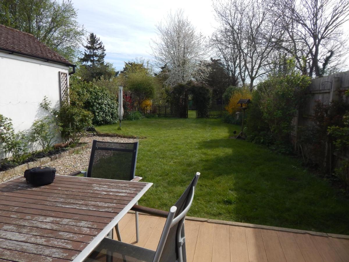 Luxurious 3 Bedroom House For Families, Corporate With Gardens And Parking *