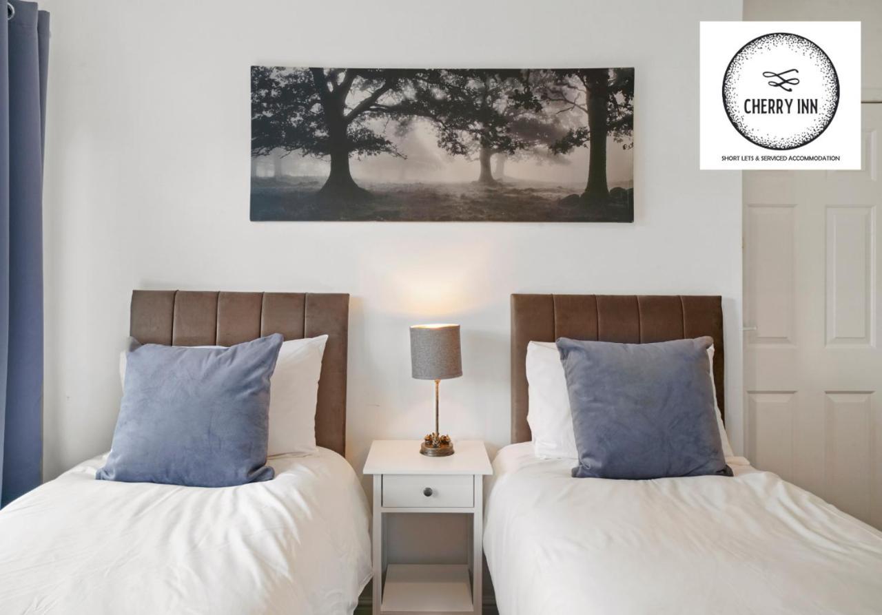 Large 3 Bedroom House With Parking & Garden By Cherry Short Let's & Services Accomodation *