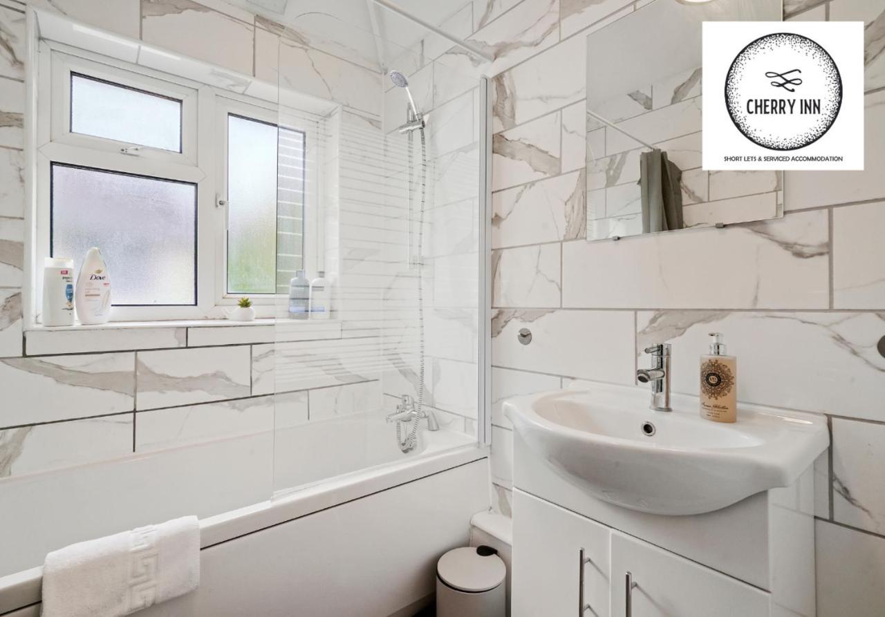 Large 3 Bedroom House With Parking & Garden By Cherry Short Let's & Services Accomodation * Cambridge (Cambridgeshire)
