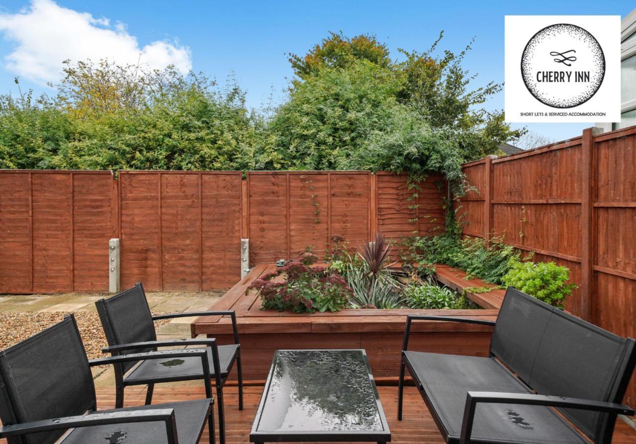 Large 3 Bedroom House With Parking & Garden By Cherry Short Let's & Services Accomodation Apartment