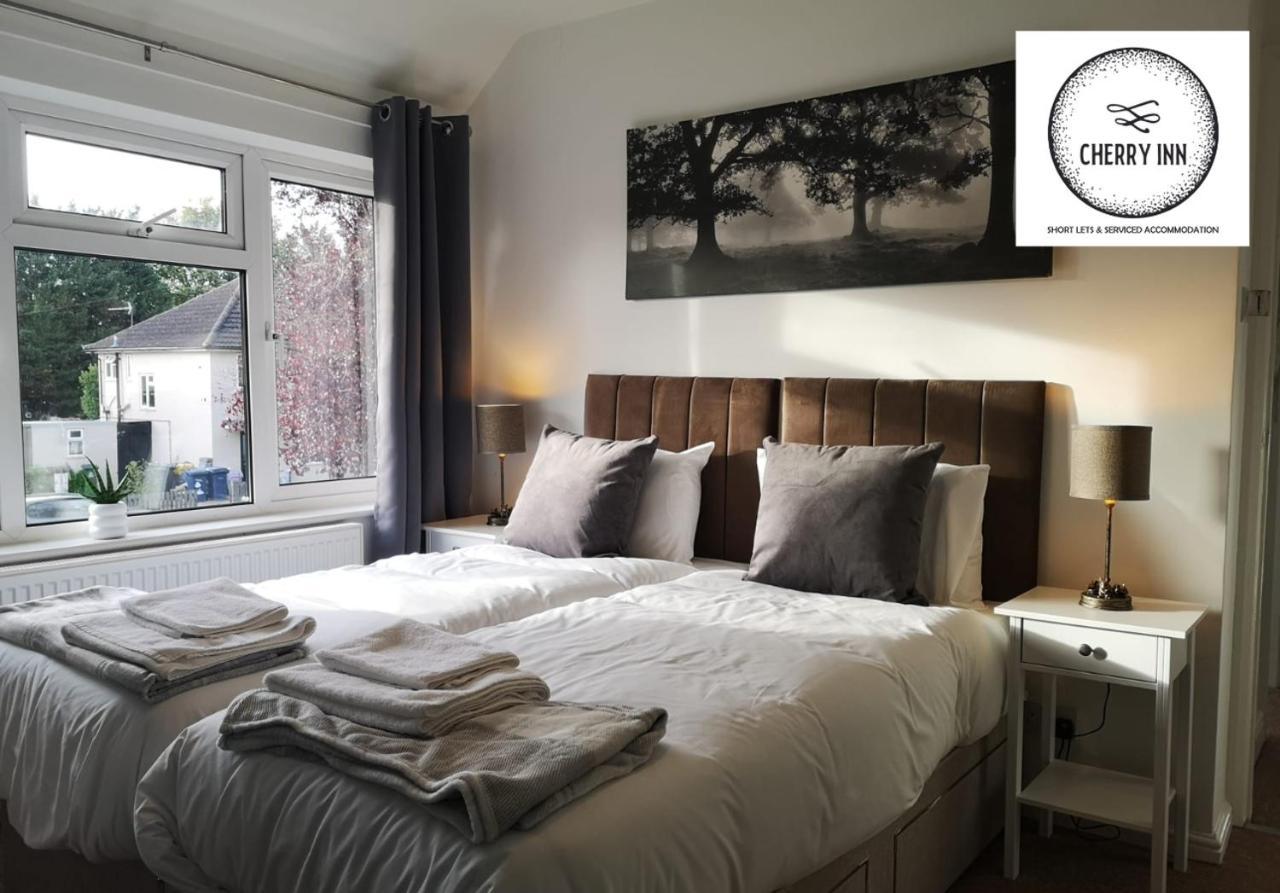Large 3 Bedroom House With Parking & Garden By Cherry Short Let's & Services Accomodation Apartment