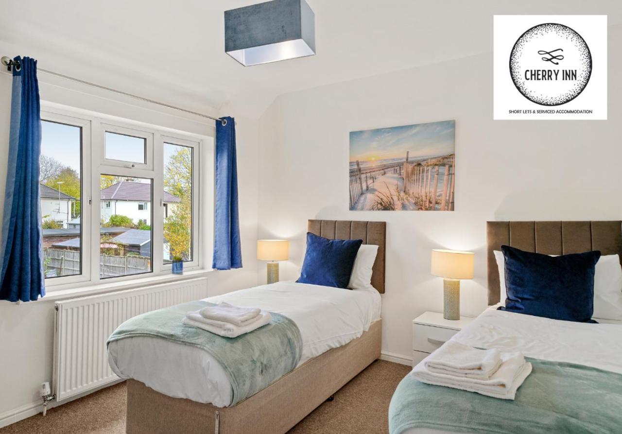 Large 3 Bedroom House With Parking & Garden By Cherry Short Let's & Services Accomodation Apartment