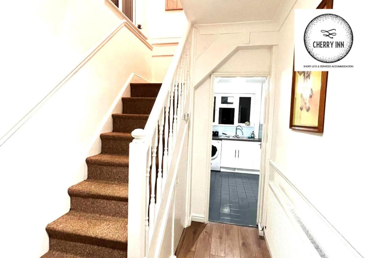 Large 3 Bedroom House With Parking & Garden By Cherry Short Let's & Services Accomodation Apartment Cambridge (Cambridgeshire)