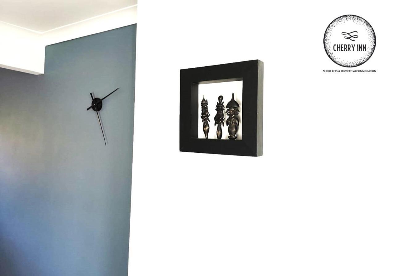 Large 3 Bedroom House With Parking & Garden By Cherry Short Let's & Services Accomodation Apartment
