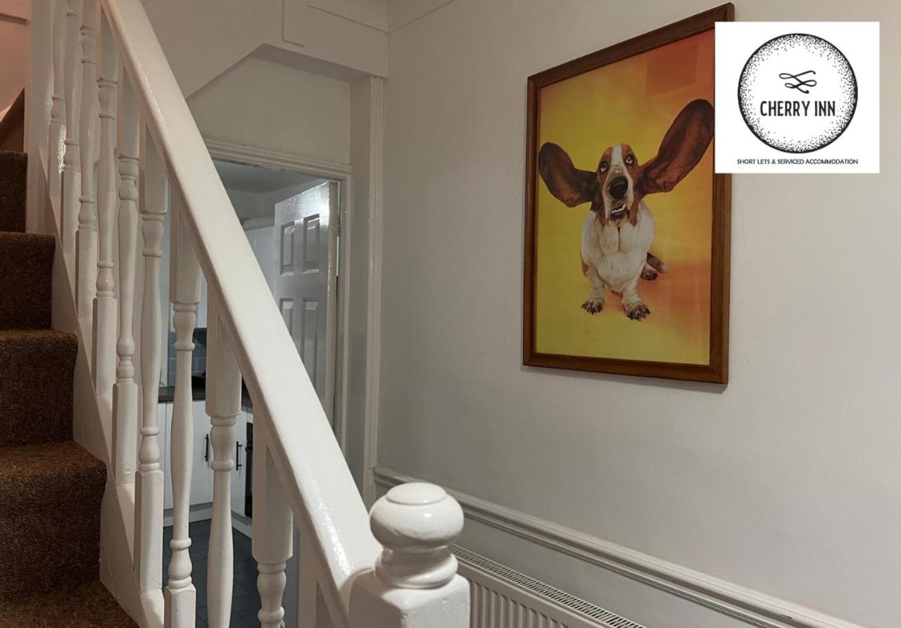 Apartment Large 3 Bedroom House With Parking & Garden By Cherry Short Let's & Services Accomodation