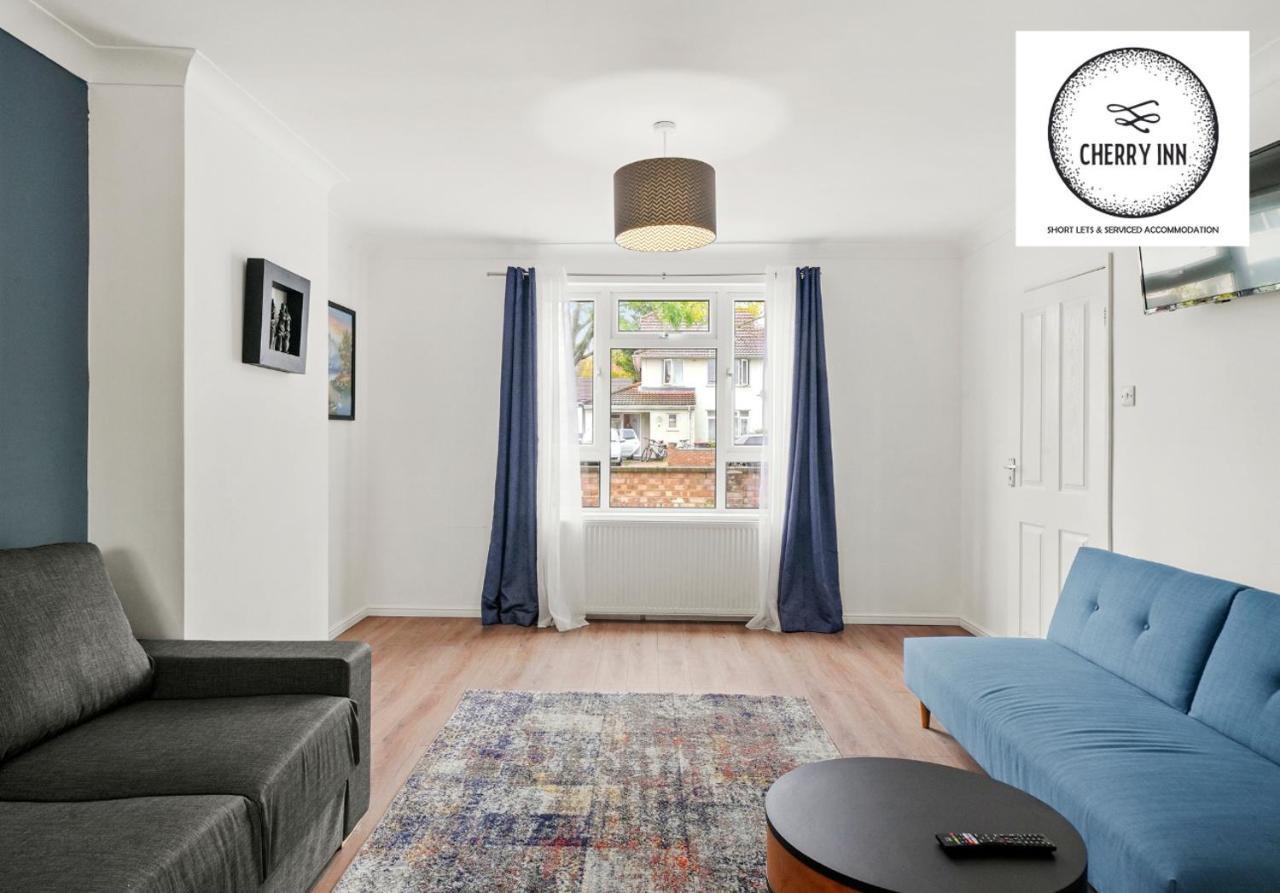 Large 3 Bedroom House With Parking & Garden By Cherry Short Let's & Services Accomodation Apartment